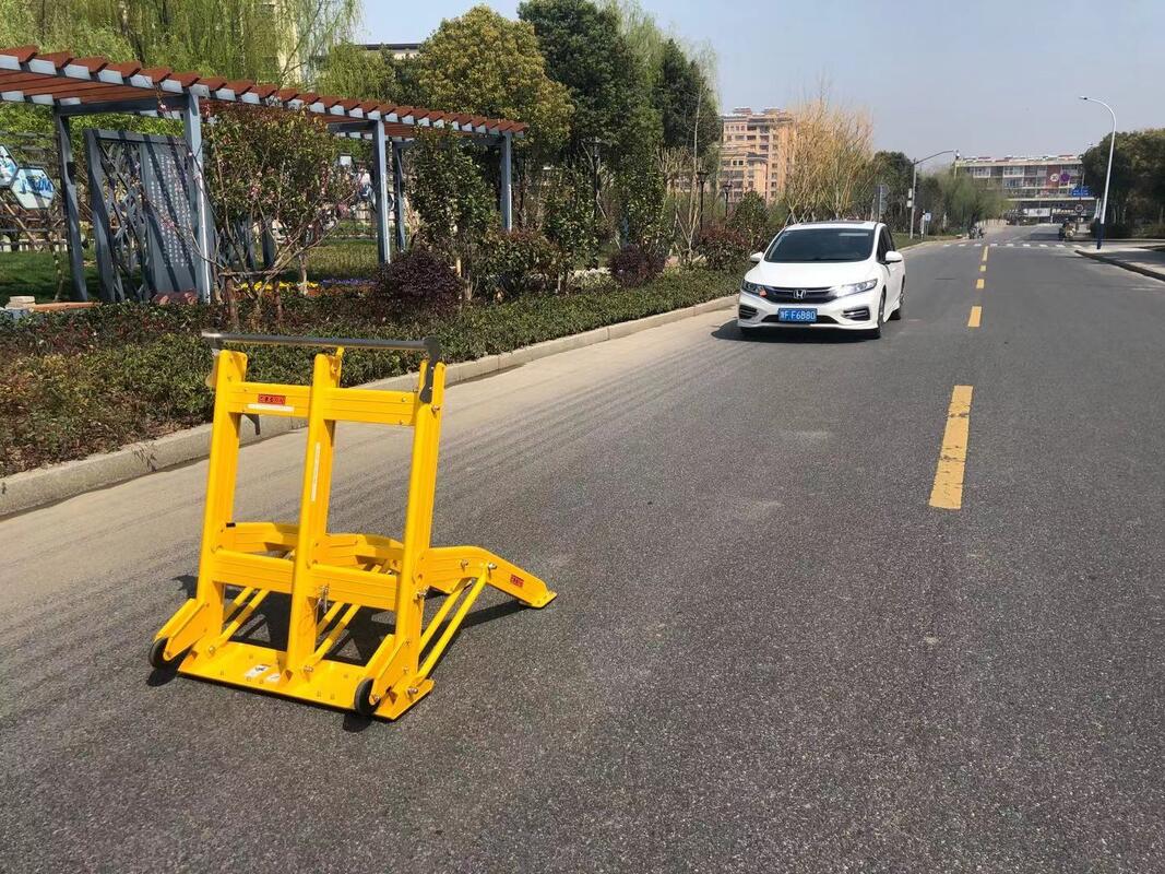 Barrière de sécurité de véhicule pliable légère de 25 kg avec roues pour une distance d'arrêt de 8,7 m à 60 km/h